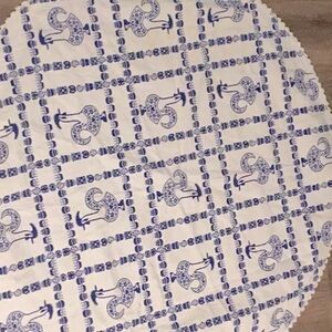 𝅺round 43" Cotton rooster embossed double sided Tablecloth.